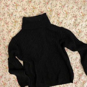 Svart polo stickag tröja - En svart stickat polo tröja från Nakd