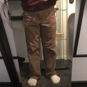 Carhartt carpenter pants - Vintage carhartt carpenter pants i brun färg. Byxorna är vintage men har inga stora defekter och dem är hela överallt