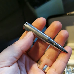 Smycke kaliber - Ett silvrigt kaliber smycke som går att hänga på halsband, kedjor, men använd ha som nyckelring. Frakt får man betala själv👍🏻