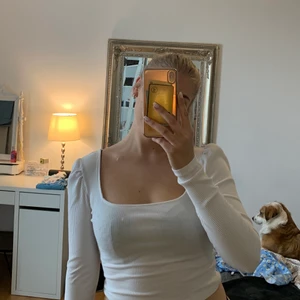 Såå fin vit tröja  - Såå fin vit ribbad tröja, säljer då den inte kommer till användning längre, köparen står för frakt💕