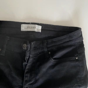 Zara jeans - Mina svarta zara jeans som jag säljer för att jag inte använder de längre. de har ett hål i högra knäet.