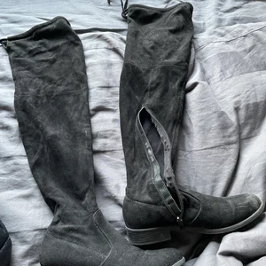 Overknees  - Svara overknees i storlek 36, använt fåtal gånger, dragkedja på insidan och knytning bakom knät, priset går att diskuteras😝