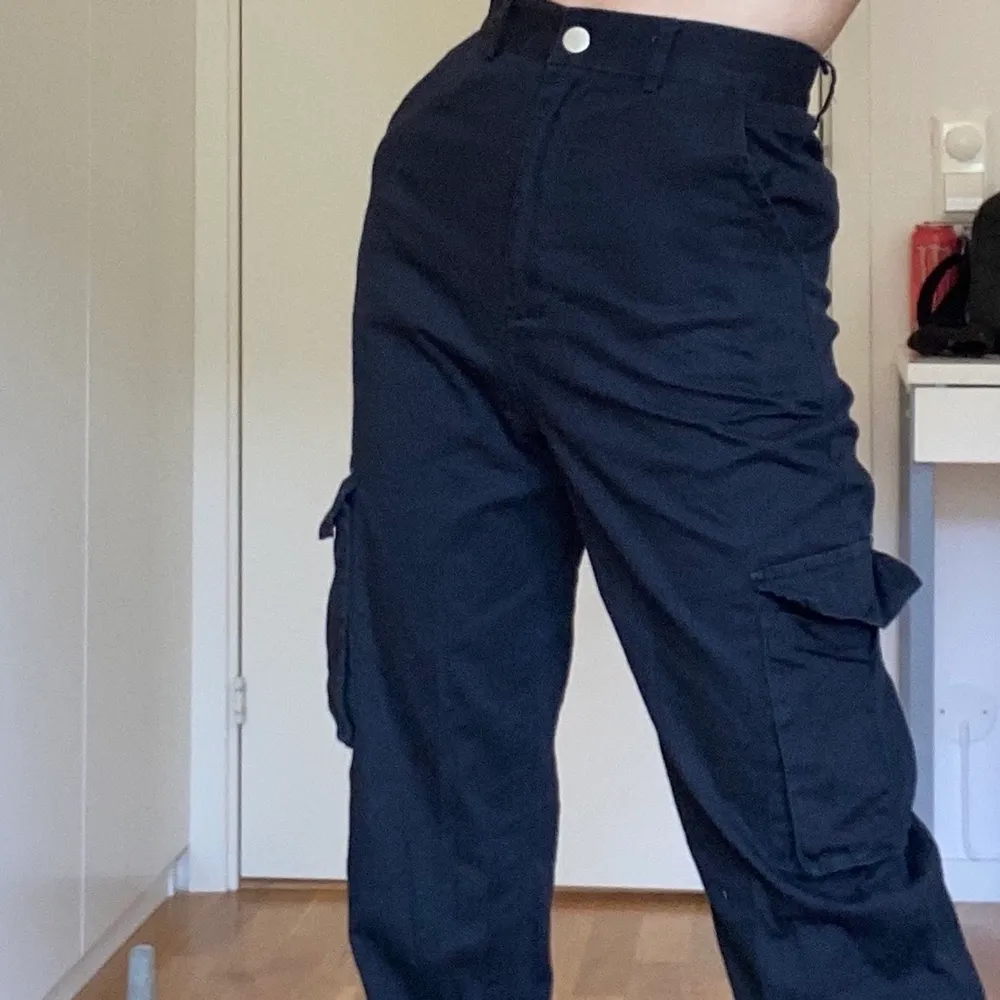 Ascoola svarta cargo byxor från ASOS i storlek xs. Bra skick och har bara använt dem ett fåtal gånger:). Jeans & Byxor.