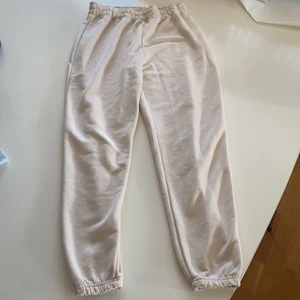 Mjukisbyxor  - Ljus rosa mjukisbyxor från misguided. Aldrig använda dock ingen lapp kvar. 