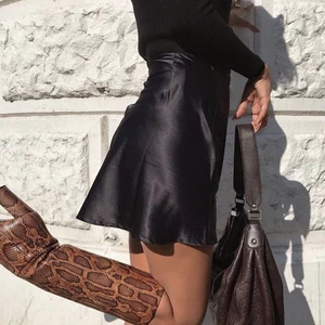 Satin - Snygg populär svart satin kjol som jag köpte på chiquelle, använd fåtal gånger. (Den är slutsåld på hemsidan alla storlekar) köpt för 460kr med frakt