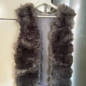 Grå pälsväst  - Säljer min gråa, knappt använda pälsväst. Storlek S/M