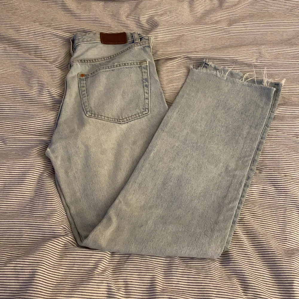 Ett par vintage wash mid rise straight leg jeans med knapp gylf i storlek 25 från H&M. Passar mig i längden som är 160 cm. Dessa är försmå för mig, så kan tyvärr inte skicka bild med jeansen på. Man får en ritkigt snygg rumpa kan jag däremot garantera. Varit favvo jeansen tills jag växte ur de. Har lite slitningar i skrevet men kan nog sys ihop om man vill. . Jeans & Byxor.