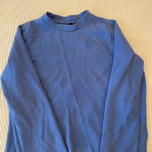 Gina  - Basic blå tröja