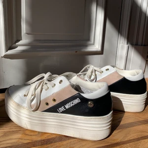 Mochino sneakers - Riktigt snygga höga sneakers från Mochino. Strl 36/37. Sulan är ca 5 cm hög. Använda typ 5 gånger! 