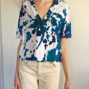 Batik skjorta  - Magisk havsinspirerad batik skjorta i färgerna turkos, blå och marinblå. Knapparna på skjortan går i brunt. Strl M. 🌊 