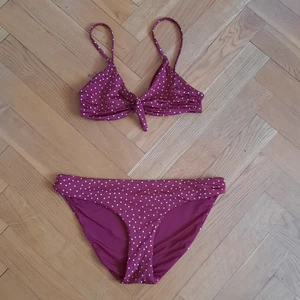 Polkadot bikini - Polkadot bikini, inga lappar kvar men passar som S. Kan nog ställas in som XS. Inte perfekt skick (se bild 2) men funkar ett bra tag till och sitter såå fint. 