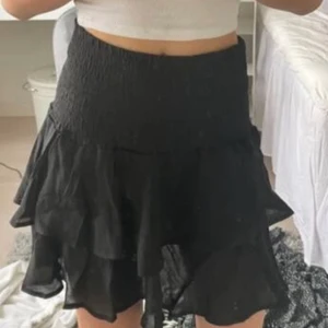 Kjol - (Första bilden är lånad !!) Söt kjol från shein, aldrig använd så är i jättefint skick. Storlek L men passar mig med storlek S/M eftersom den är stretchig ( ca 70-120 cm i midjan)🖤 frakt tillkommer 