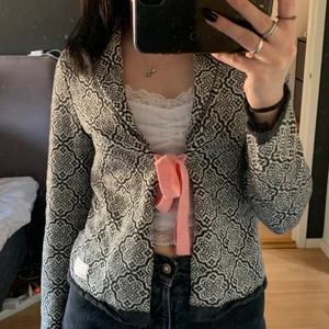 Odd Molly - - En aldrig använd Odd Molly kofta. Jag köpte den och insåg att den inte är min stil, därför säljer jag nu den i nyskick! Köpt från själva Odd Mollys hemsida för 1256kr. (Vid snabbköp kan priset diskuteras) 