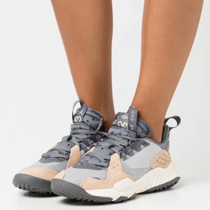 Sälja - Så snygga skor som är  för små för mig😩passar till allt och är perfekt skick samt Perfekt till sommaren, väldigt sköna! Köparen står för frakt💗