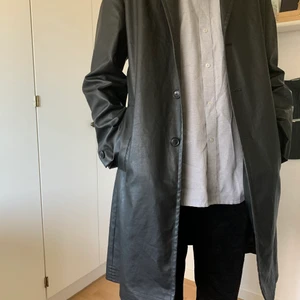 Skinnjacka - - Lång skinnjacka i superskick. Använd fåtal gånger, även köpt på sacondhand.  Om det är flera som vill köpa så startar jag ett bud på den.  (Modellen är 193cm) 