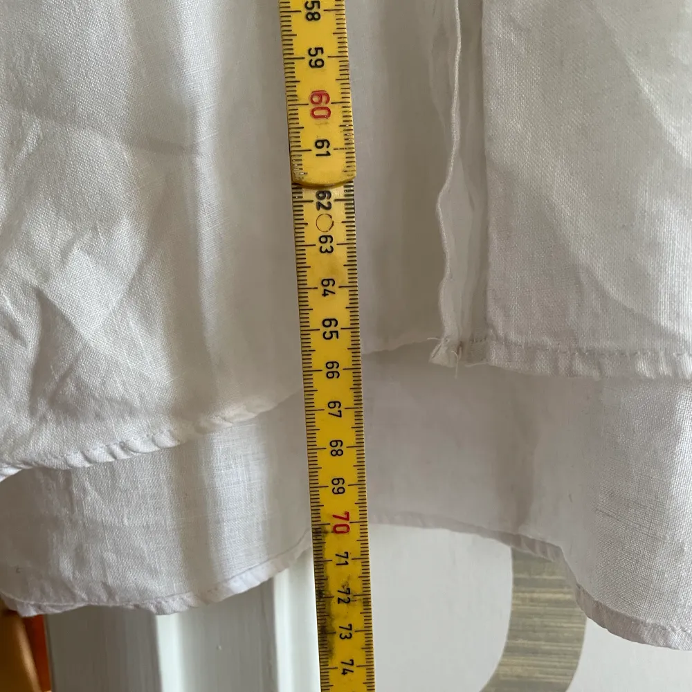 Superfin sparsamt använd linneskjorta i storlek 36. På sista bilden ser ni hur lång skjortan är.. Skjortor.