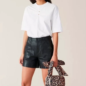 Ganni väska - En leopard ganni väska i tech material dvs den är väldigt smuts och vatten tålig. Använd ett fåtalet gånger då jag har andra väskor jag gillar mer. Två fack med dragkjedia på vardera sida och ett band som går att göra kortare/ längre beroende på hur stor rosett man gör. Köpt för 1700 pris kan diskuteras!