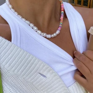 Halsband av sötvattenspärlor och polymerpärlor i olika färger - Jag gör dessa halsband på beställning! Kostar 249kr/styck och frakten är endast 12kr! Säljer även fler liknande smycken på Instagram där jag heter @aliceruthjewelry 🥰💕 Halsbandet är gjort av slitstarkt smyckeswire och pärlorna är äkta sötvattenspärlor! Kontakta för fler frågor!