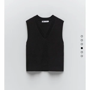 Stickad väst zara - Superfin stickad väst från Zara. Aldrig använd, prislappen kvar🖤 storlek L men passar XS-L beroende hur man vill att den sitter! Nypris: 259kr
