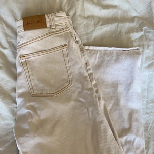 Monki jeans - Säljer dessa beigea/vita jeans från Monki. Använda fåtal gånger och inga slitningar.