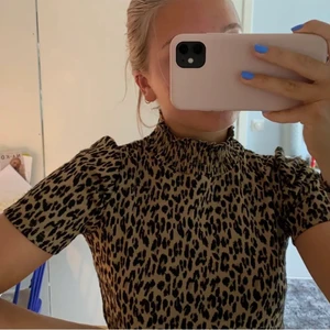 Leopardtopp - Leopardtopp med lite polokrage och puffärmar från Zara. Säljer eftersom jag ej fått så mycket användning för den. (Pris kan diskuteras) Skicka meddelande vid frågor/intresse💖