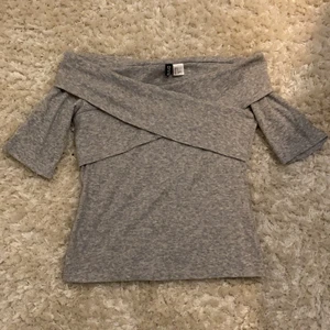 Grå off shoulder tröja/ t-shirt 😚💓 - Säljer denna supergulliga och såå bekväma tröjan från H&M divided ! Använd 1-2 gånger så inprincip helt oanvänd. Ser helt ny ut och har inga tecken på att den är använd! Så himla skönt och mjukt material😍 Säljer för 110kr inkl frakt/ gratis frakt 💕 kontakta mig för frågor och mer!