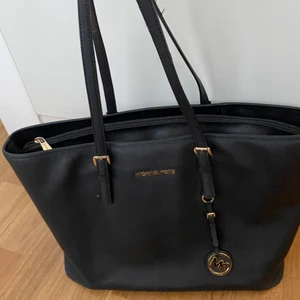 Väska Michael kors  - Väska från Michael kors. Använd och lite sliten i band och längst ner (se bild). 