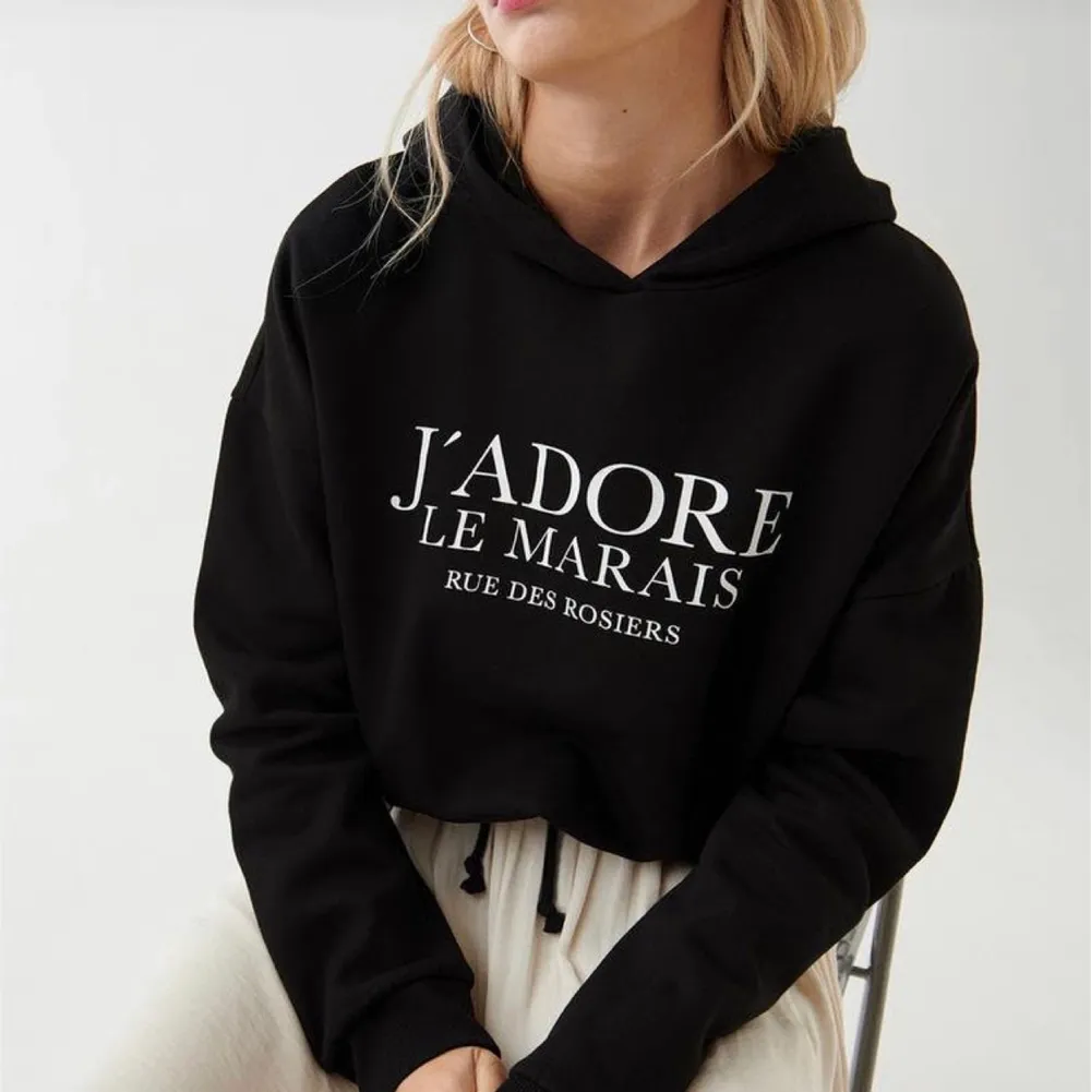 Svart kort hoodie med text från GinaTricot. Säljer eftersom den inte används längre. Snygg till högmidjade jeans och kjolar då den har knytning i midjan som kan göra den till en crop top. Storlek M men passar även mig som är S. Skickar paketet gratis. Skriv om du har frågor💕. Hoodies.