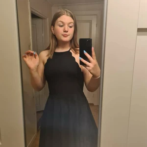 Svart klänning i nyskick strl 14-15år - En super fin svart klänning. Fick den i present för flera år sedan. Men den har bara använts 1-2gånger, så i nyskick. Från ett märke som heter New Look 915 Generation. Nypris: ca 350kr. Mitt pris: 250kr