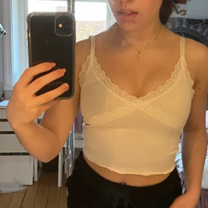 y2k toppar  - Y2k inspirerade toppar från H&M <3 båda är aldrig använda och prislapparna finns kvar (kolla sista bilden). Man kan köpa en för 75kr eller båda för 135kr. Köpare står för frakt 💓