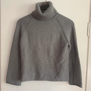 Grå stickad polo från Filippa K - Grå stickad polotröja med trekvarts-ärm från Filippa K i jättefint skick, knappt använd pga för liten.