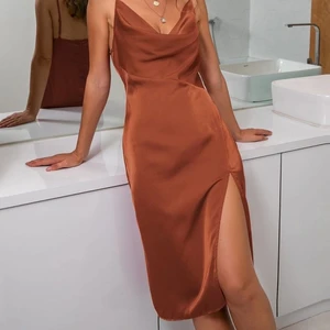 Satin klänning - Superfin satin klänning, använd en gång, men i superfint skick💕  Kan mötas upp i Göteborg eller skickas på posten! 