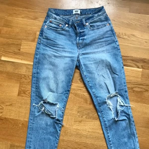Olika jeans från LAGER 157/ PULL AND BEAR/ BIKBOK🧡 - Säljer tre par snygga jeans! Dem blå från LAGER 157 strl 36. Dem svarta köpta på ASOS (PULL AND BEAR) och dem vita från BIKBOK. Dem i strl XS🧡🧡för ett par 20 kr, för alla 50 kr 
