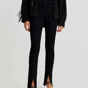 Jeans med hög midja och slits - Jeans med hög midja och slits i storlek 40. Köpta på Gina Tricot och endast använda en gång. Superfint skick. Skickas med Spårbar frakt för 66kr.