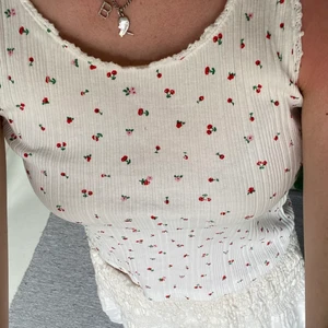 Sommar linne  - Säljer mitt jättesöta slutsålda linne från Zara med körsbär på. Endast använt en gång, så är som nytt. Storleken är 13-14 men det passar även S-M. Kan mötas upp annars står köparen för frakten🍒🍒🍒