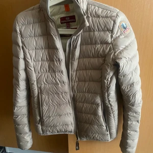 Parajumper - Perfekt jacka inför våren/sommaren, lite smutsig därav priset. I storlek 170 = xs/s. Finns även kvitto på jackan vid efterfrågan, äkthetsintyg. Vid frågor kontakta mig privat. Vi kan komma överens om pris.