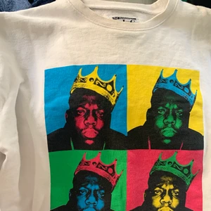 Biggie Smalls collegetröja  - Säljer min fina Biggie Smalls collegetröja från pull&bear! Säljer pga jag inte använder den, köpte denna 2019 har användt den runt 20 ggr bara. Jag har klippt av den längst ner vid sömmen ungefär runt 4-5 cm. Men eftersom det är en söm där så håller den sig så. När jag köpte tröjan kostade den 270kr. Bara höra av sig om det finns frågor eller om man vill ha mer bilder, kan bara frakta tröjan och frakten står köparen för🥰🧡