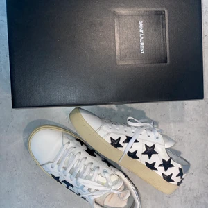 Saint Laurent sneakers - Säljer mina saint Laurent skor pga att de inte passar mig helt! Så de är använda endast 2 gånger vilket är väldigt bra skick! Box ingår, köpta i Paris för ca 4500kr! Kan fraktas eller mötas