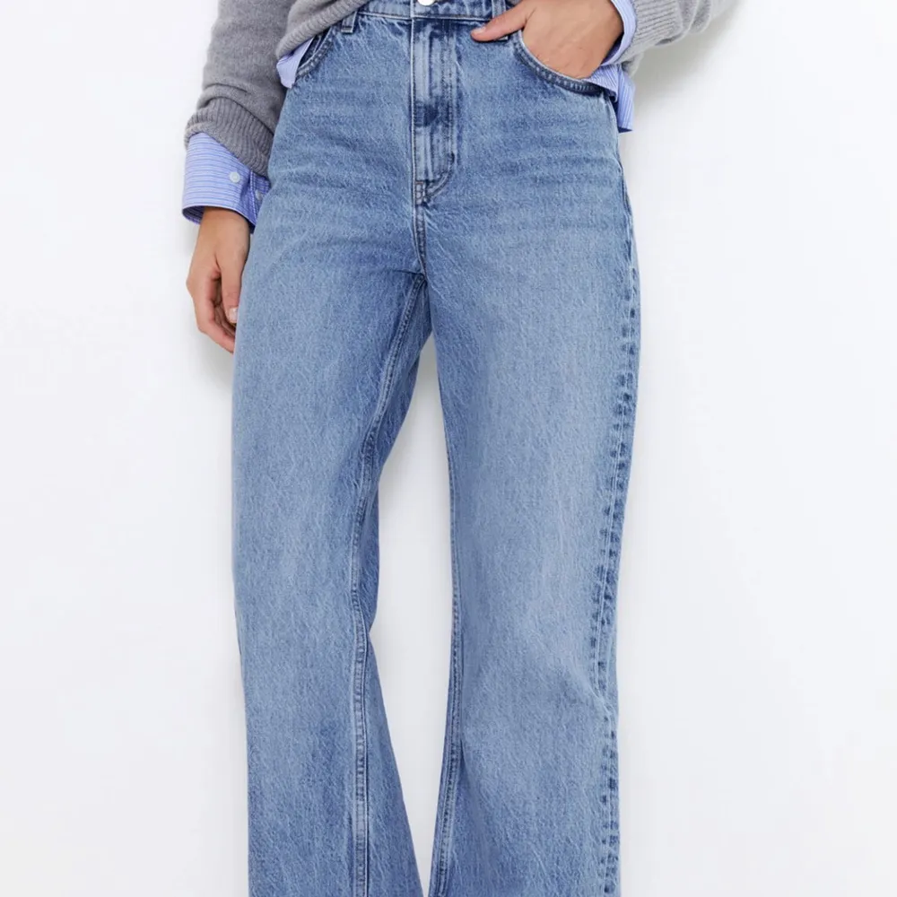 Jeans från Zara, passar någon som är runt 160. Jätte fina i skicket⭐️ . Jeans & Byxor.