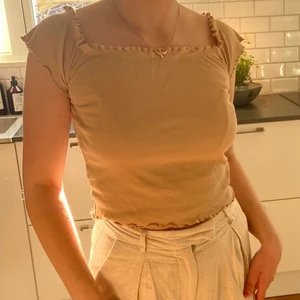 söt beige topp - en beige topp som är knappt använd!! man kan ha den som på bilden eller of- shoulder🤍🤍