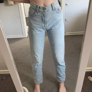 trendiga straight jeans knappt använda, NYPRIS 599kr😊