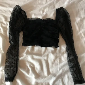 Croptop med puffärm  - Svart croptop med prickigt mönster                                     Storlek: 36                                                                      Nypris: 200kr