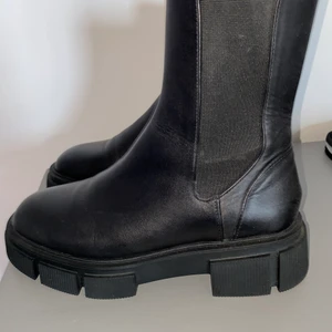 Boots från zara i äkta läder - Superfina boots från zara i äkta läder, köptes för 899kr och är helt oanvända, endast prövade. Jag säljer dessa för att jag trodde att jag skulle använda dem men de är inte riktigt min stil har jag kommit fram till. Säljer för 450 kr men kan sträcka mig till 400kr, då det är mindre än halva priset. 