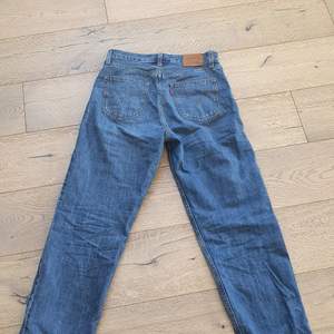 Ett par jeans från Levi's i storlek W26/L28. Sparsamt använda och fint skick. Köparen står för frakt. Jeansen är vida/raka. 