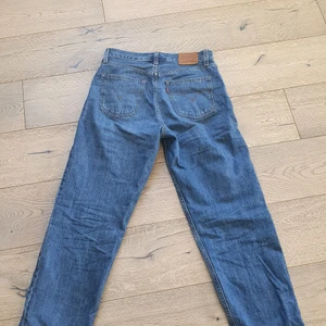 Levi's jeans  - Ett par jeans från Levi's i storlek W26/L28. Sparsamt använda och fint skick. Köparen står för frakt. Jeansen är vida/raka. 