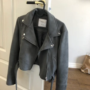 Mocka vår jacka - Grå mocka jacka. Väldigt kort Modell och ganska liten i storlek, strl xs