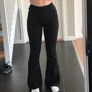 Bootcut jeans - Sköna, svarta jeans! Formar rumpan fint. Säljer för jag har för många jeans. 