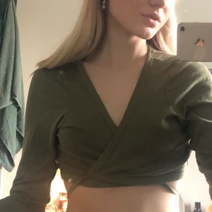 Knyt- topp - Säljer denna fina mörkgröna topp/kofta köpt secondhand. Man kan antingen knyta den framme eller bakom (såsom jag gjort på bilden) Hör av dig vid frågor!  Står inte storlek men skulle uppskatta xs/s men kan nog också passa m! 