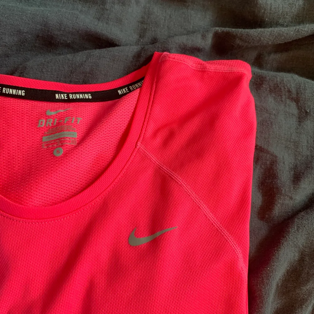 Tränings T-shirt från Nike, helt oanvänd! Strl S men passar Xs, inte lika skrikrosa som på bilderna. Hoodies.