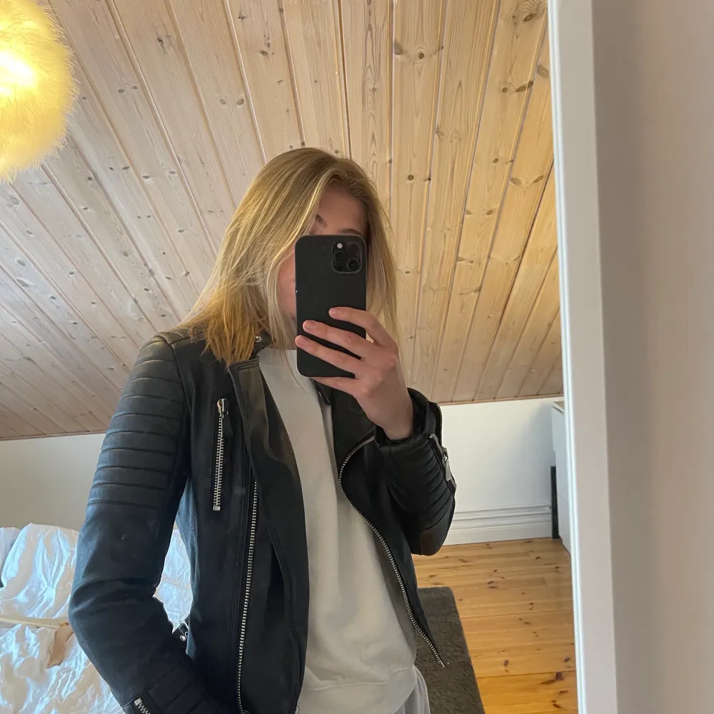 Chiquelle Moto Jacket Black i storlek 36/xs. Den är i fint skick och jag säljer den pga att den är för liten💫. Jackor.